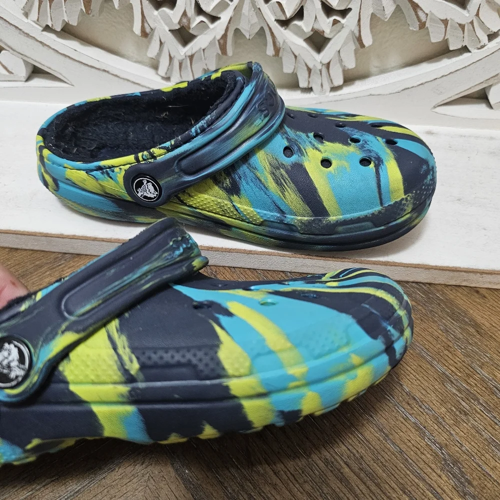 CROCS Kids Tie-Dye Blue and Yellow Fuzzy Lined Clogs